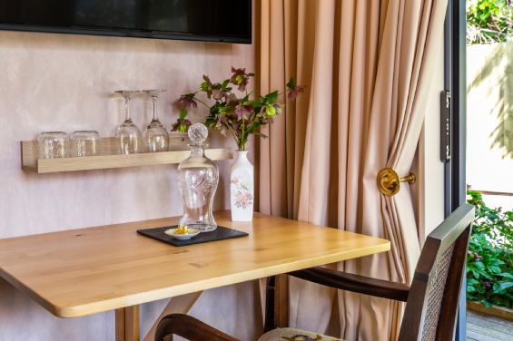 Admiral's Suite - table