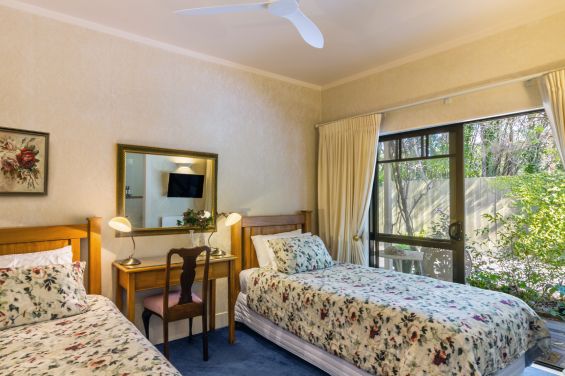 Major's Suite - king single beds